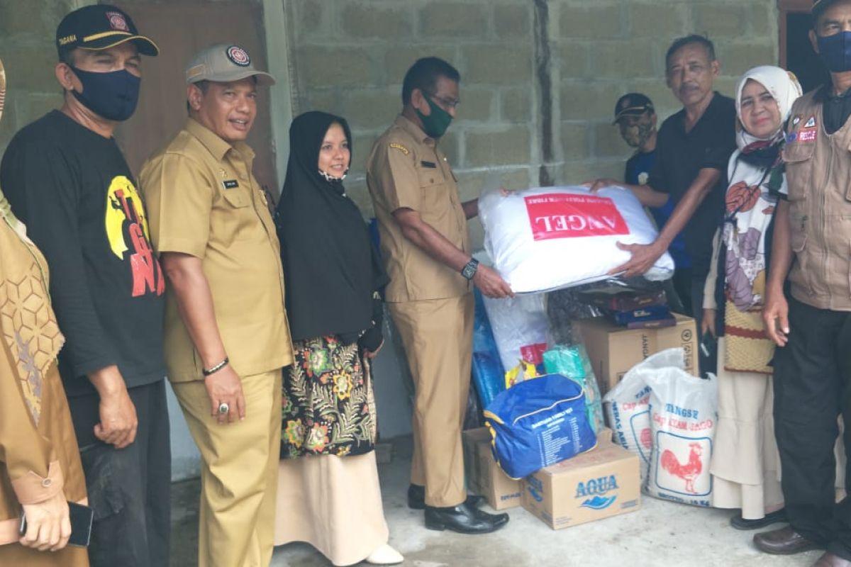 Dinsos Aceh Besar salurkan bantuan korban angin kencang