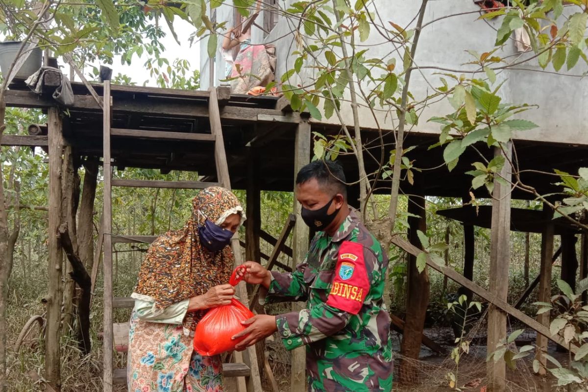 Penyaluran bantuan Pemprov Kalbar untuk korban banjir di Kalis