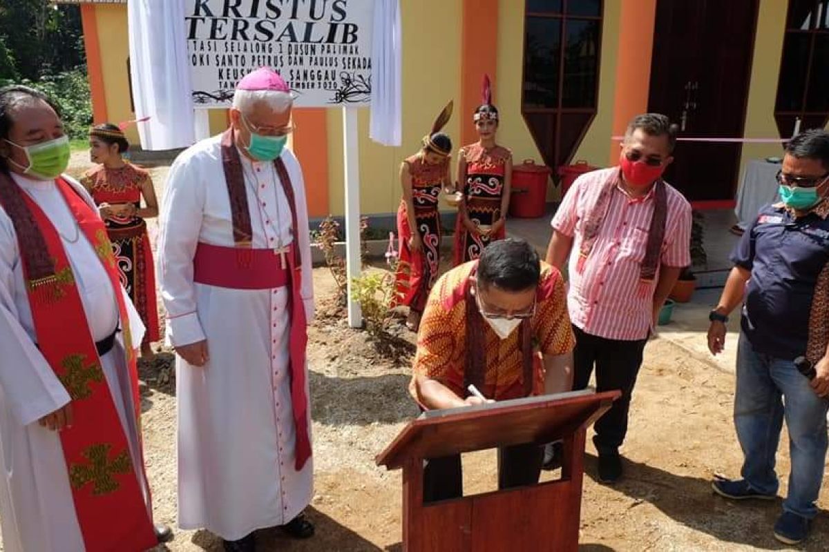 Bupati Sekadau dan Uskup Keuskupan Sanggau resmikan GKK Tersalib Selalong 1