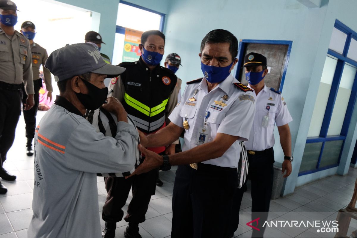 Unsur maritim bantu warga Lombok Barat terdampak COVID-19