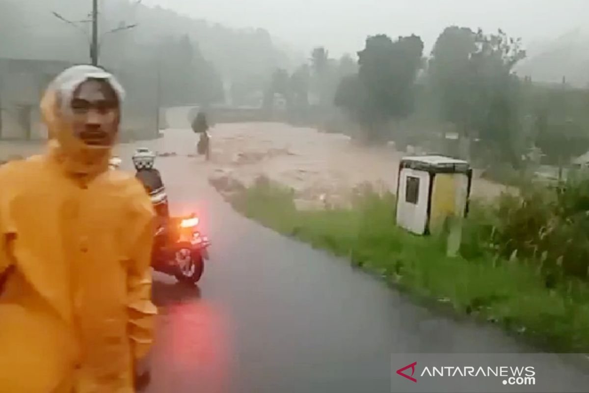 Hujan ekstrem akibatkan banjir dan longsor terjadi di Bogor (video)