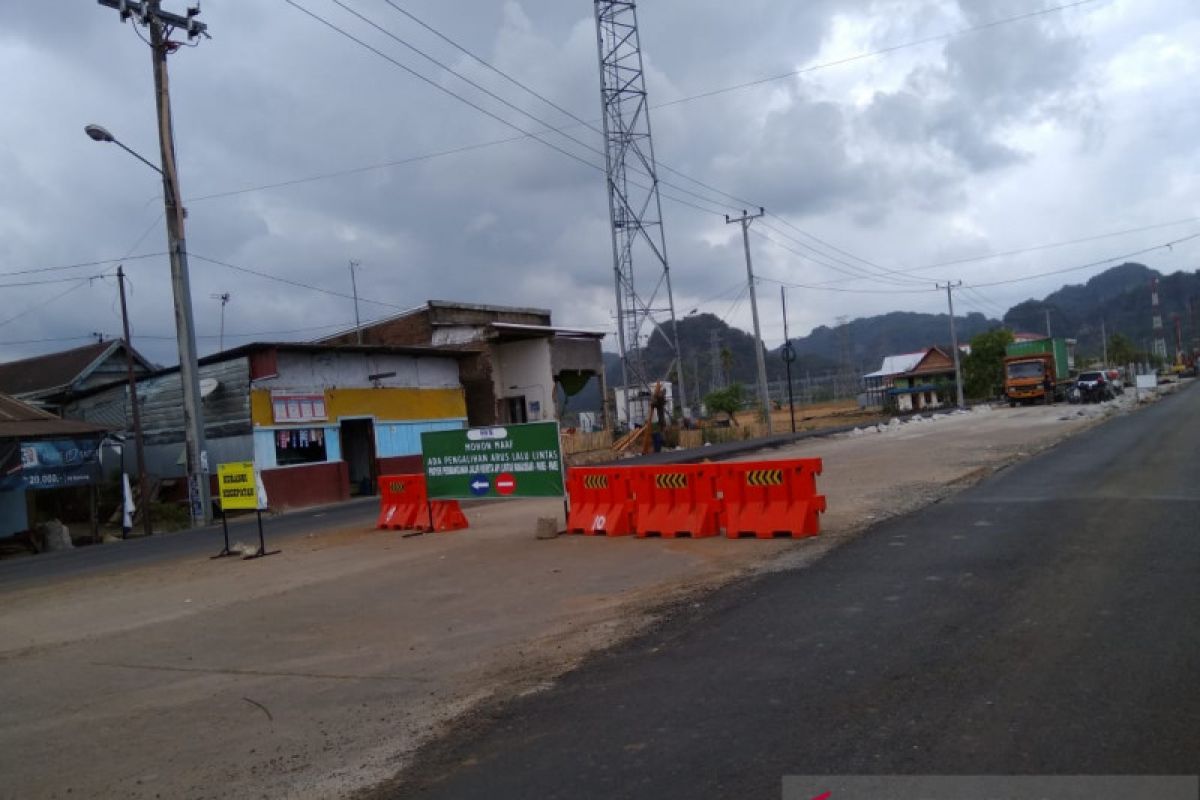 Satu stasiun KA Trans Makasar ditempatkan di wisata Rammang-Rammang Maros