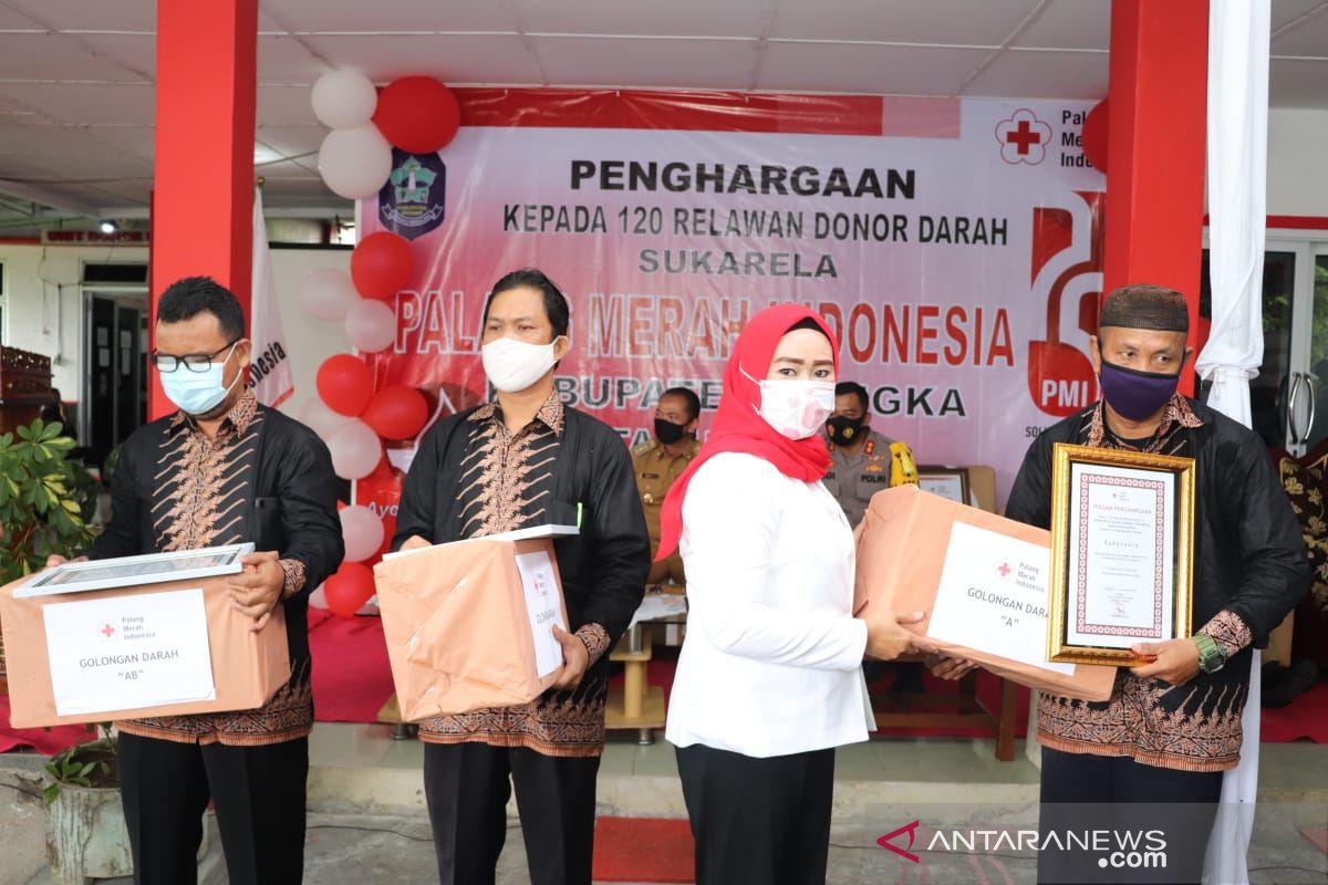 PMI Bangka berikan piagam penghargaan bagi 120 relawan aktif