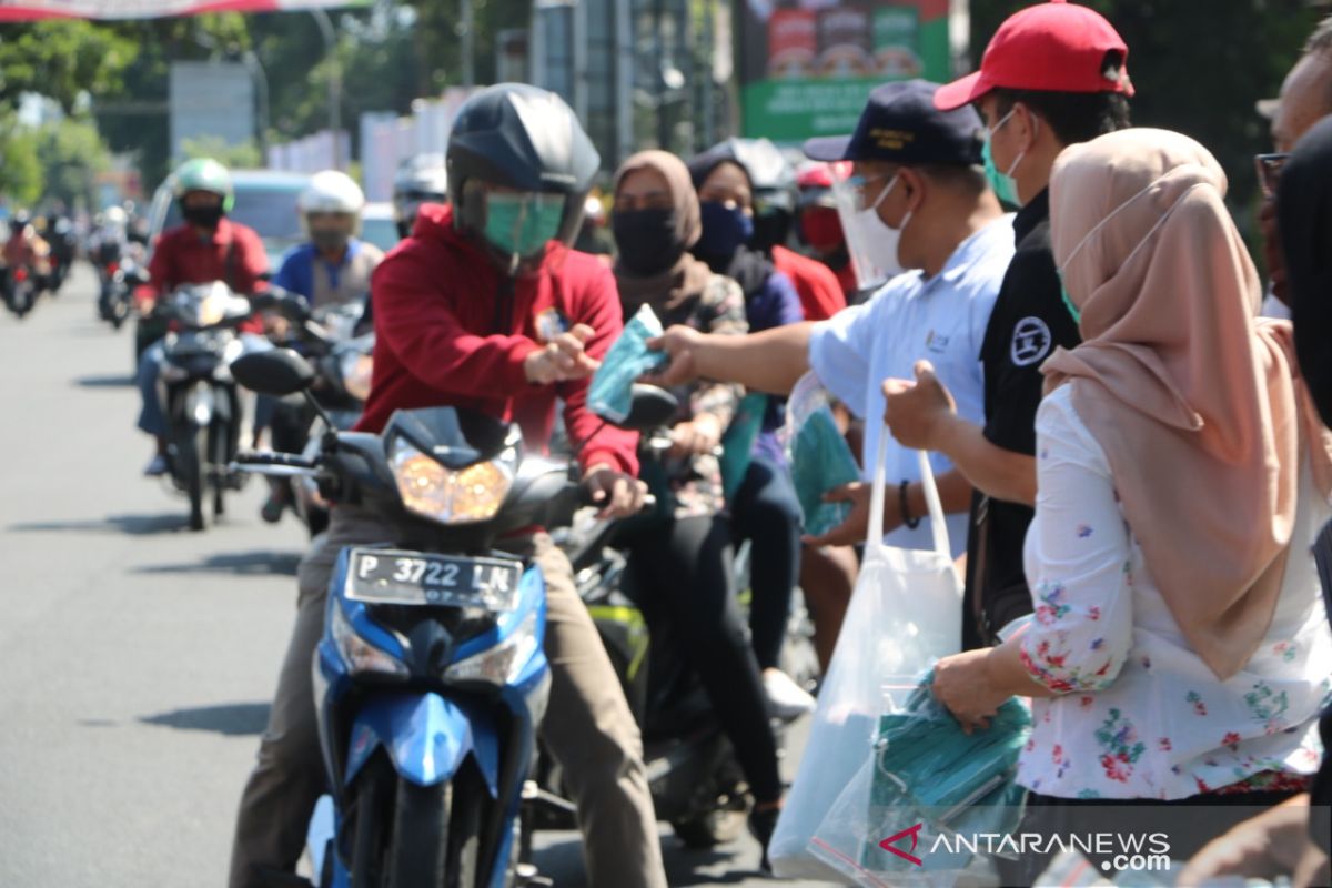 Unej bagikan masker untuk tingkatkan disiplin masyarakat terapkan protokol kesehatan