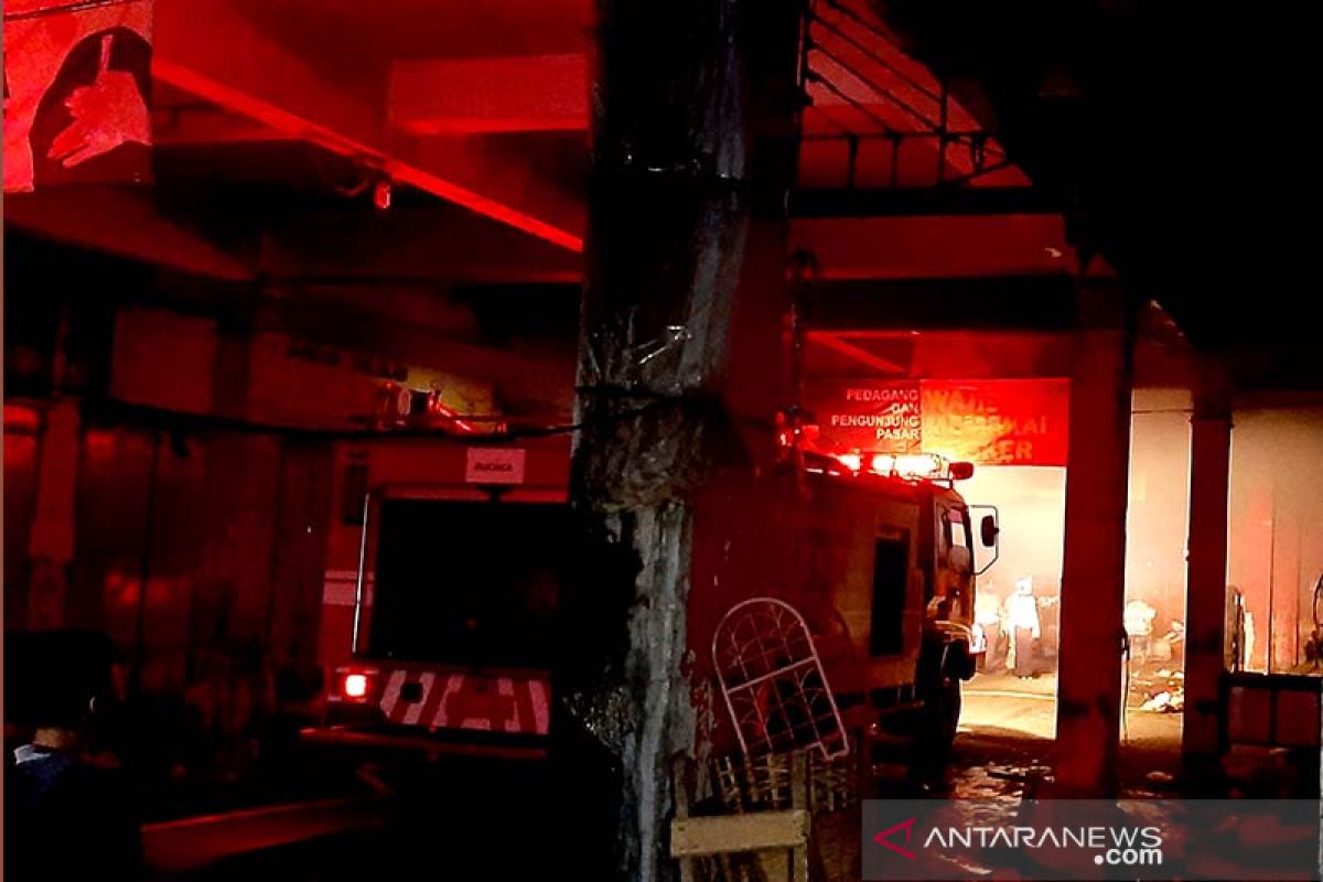 13 unit Damkar dikerahkan untuk padamkan kebakaran gudang basement