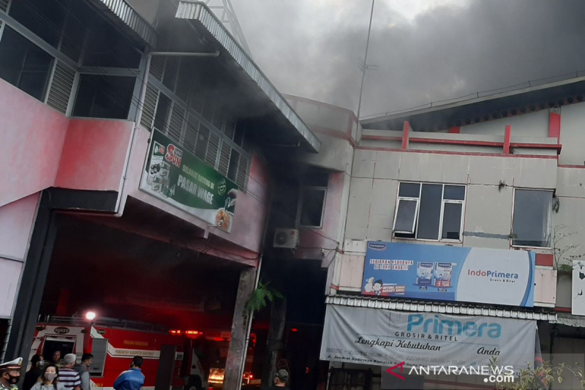 10 mobil pemadam dikerahkan atasi kebakaran di  Pasar Wage Purwokerto