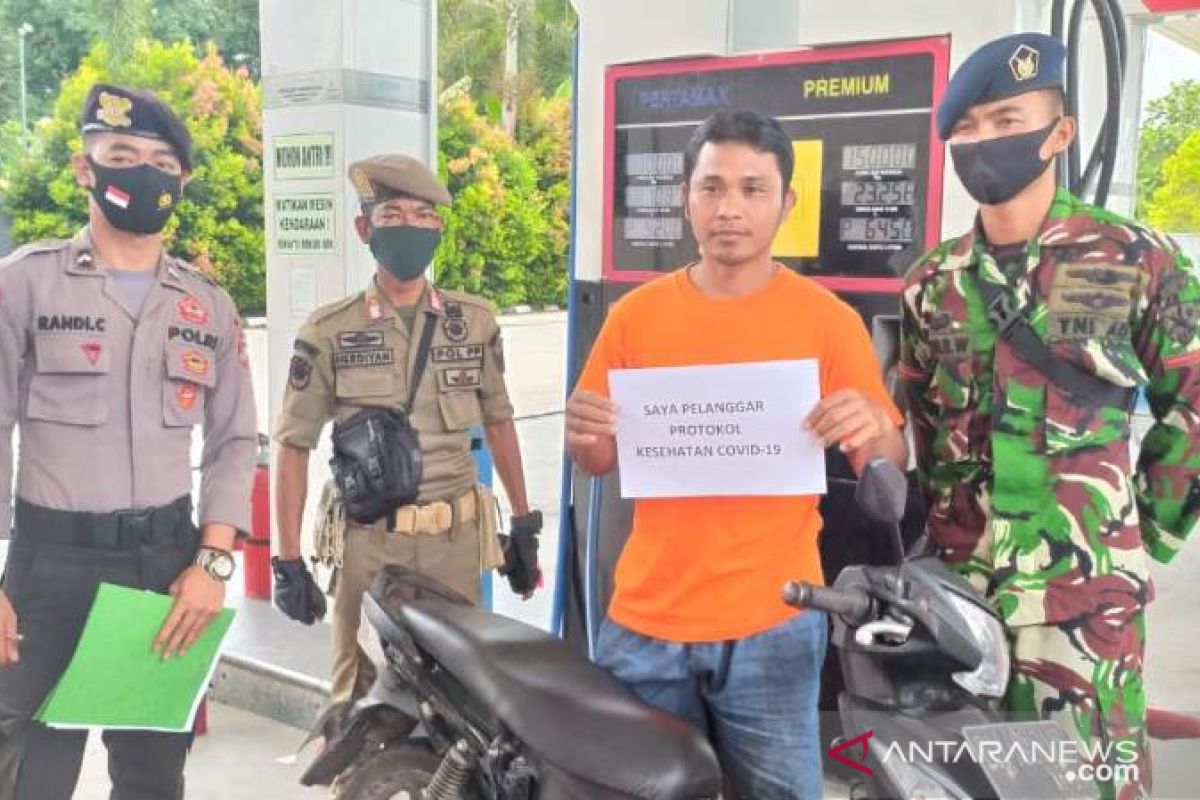 TNI-Polri dan Satpol PP di Belitung tegur warga yang tidak pakai masker