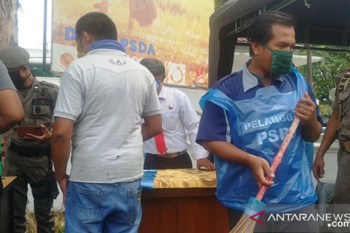 Langgar aturan pemakaian masker, belasan warga Padang menyapu jalan