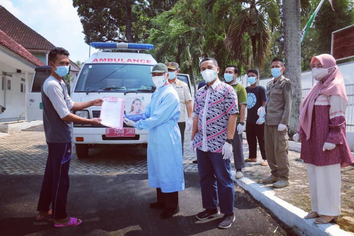 Bupati Pringsewu ikut antarkan pasien sembuh COVID-19 ke rumah