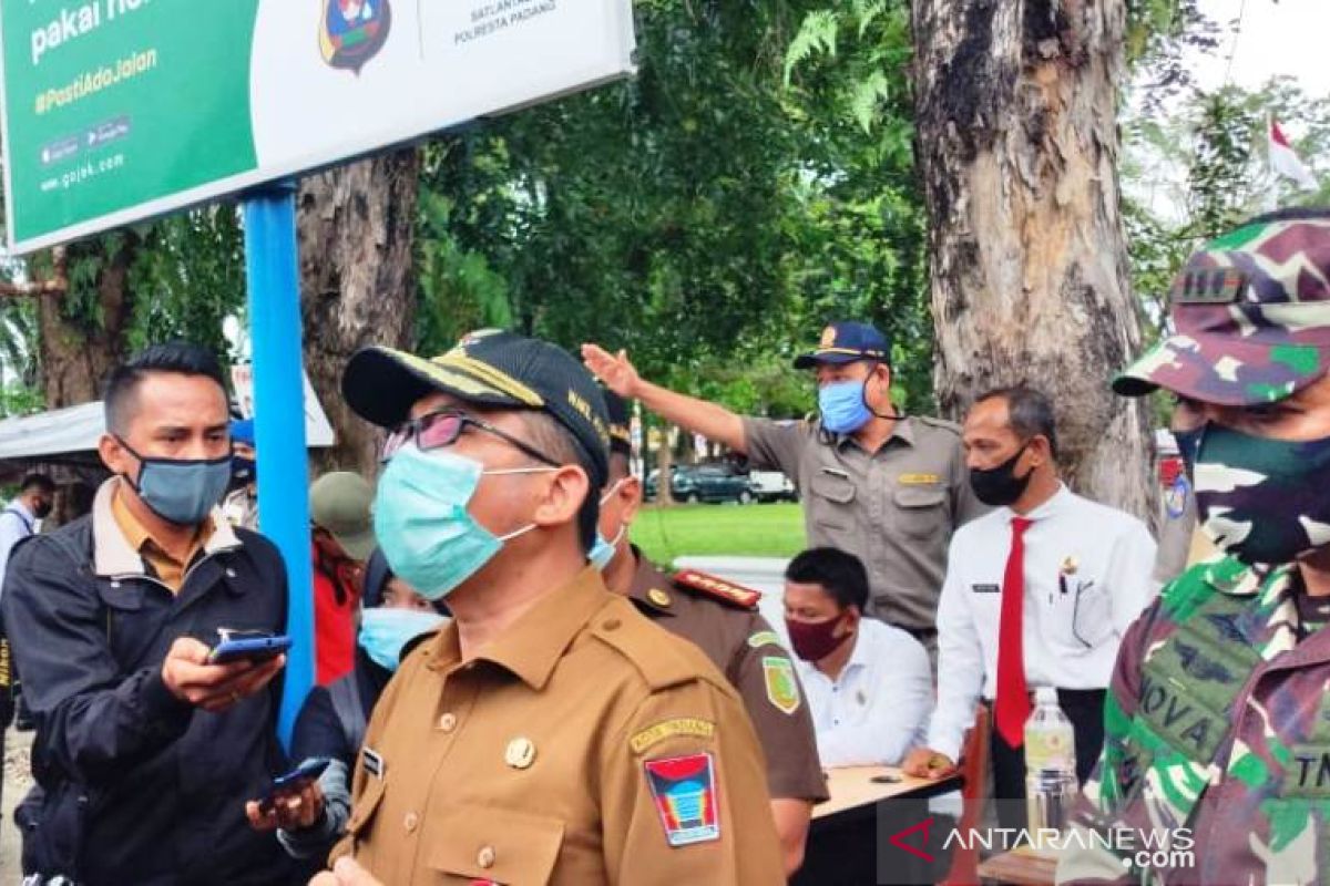 Padang sosialisasikan sanksi bagi warga tak gunakan masker