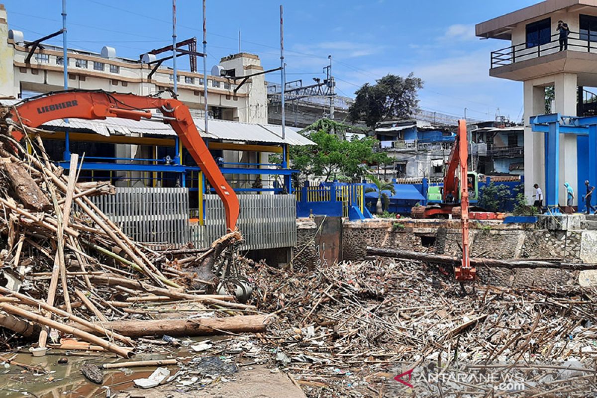 1.570 meter kubik sampah diangkat dari Pintu Air Manggarai