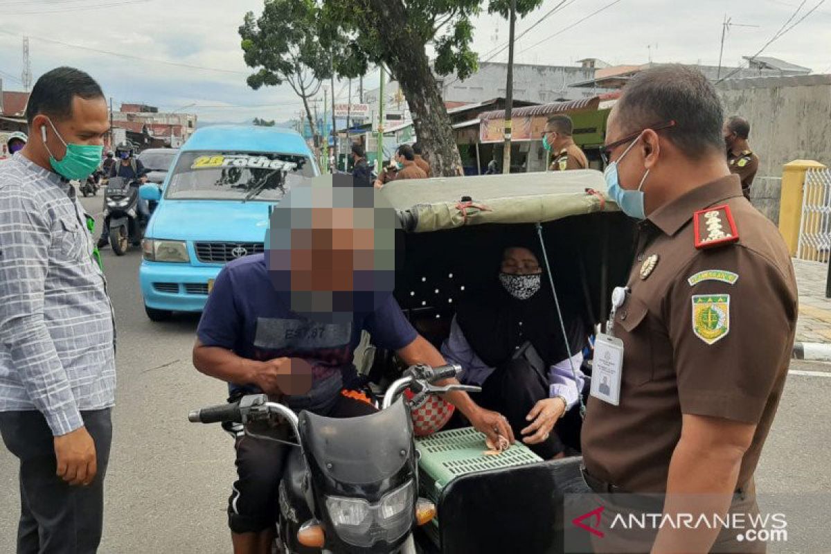 Kejari Padang bagikan 200 helai masker gratis pada masyarakat (Video)