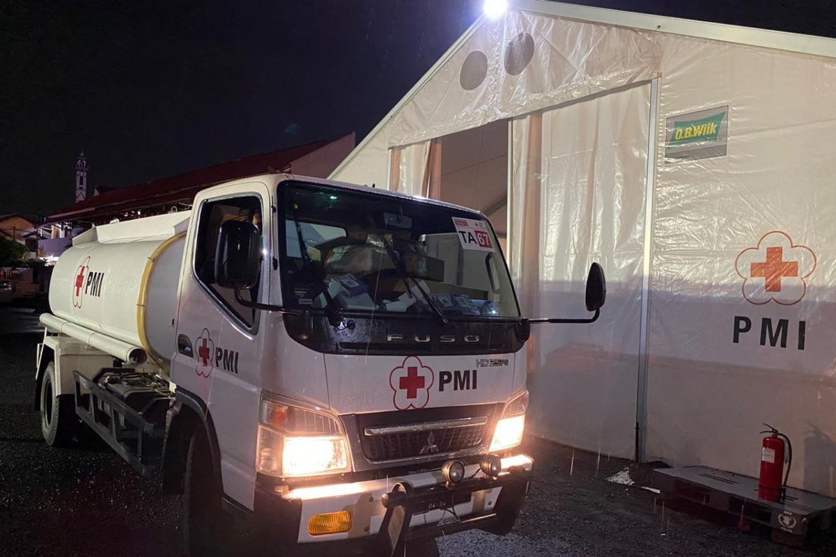 PMI kirim pasokan air bersih ke lokasi bencana banjir bandang Sukabumi