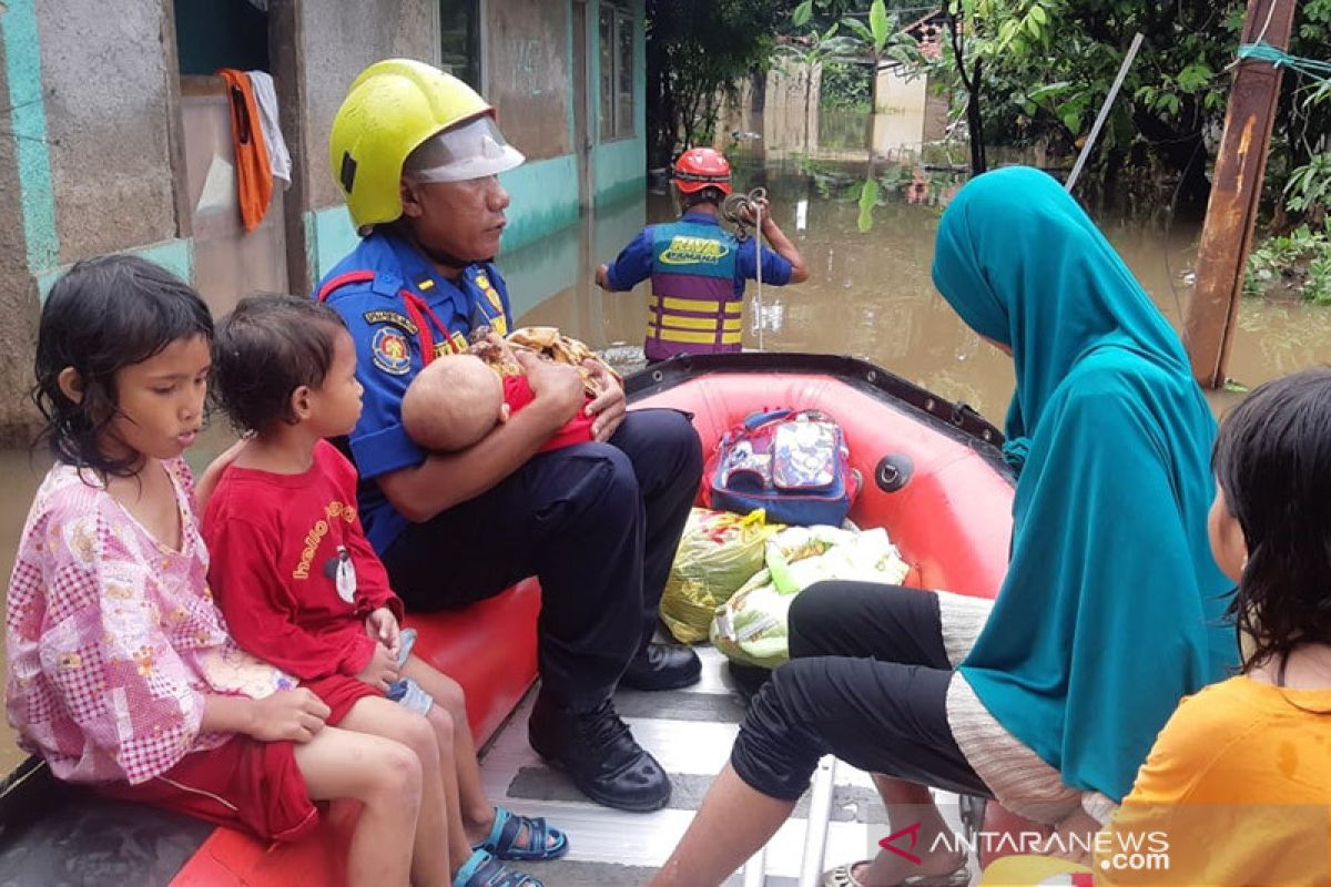 Personel evakuasi damkar disiagakan untuk bantu warga terdampak banjir