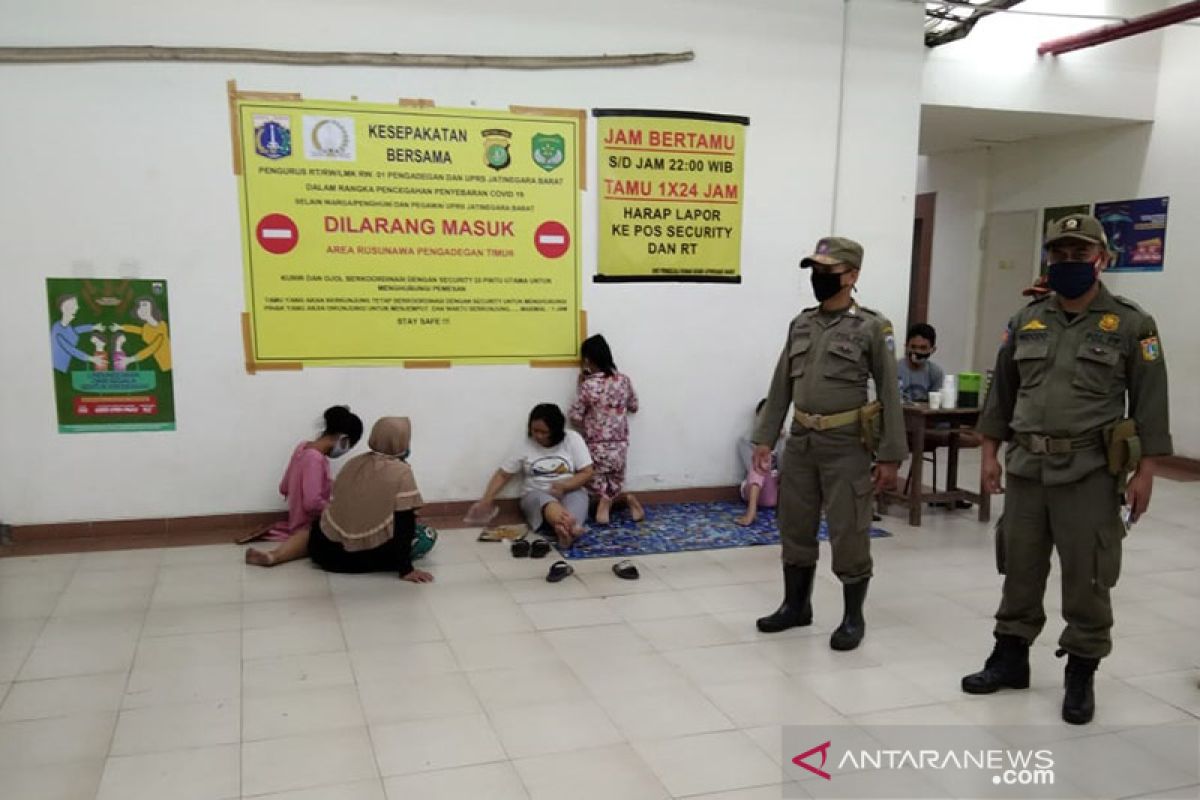 Air berangsur surut, 23 warga Pengadegan masih bertahan di pengungsian