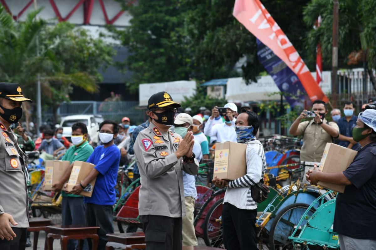 Hari Lalu Lintas Korlantas bagikan 3.000 sembako untuk pengayuh becak