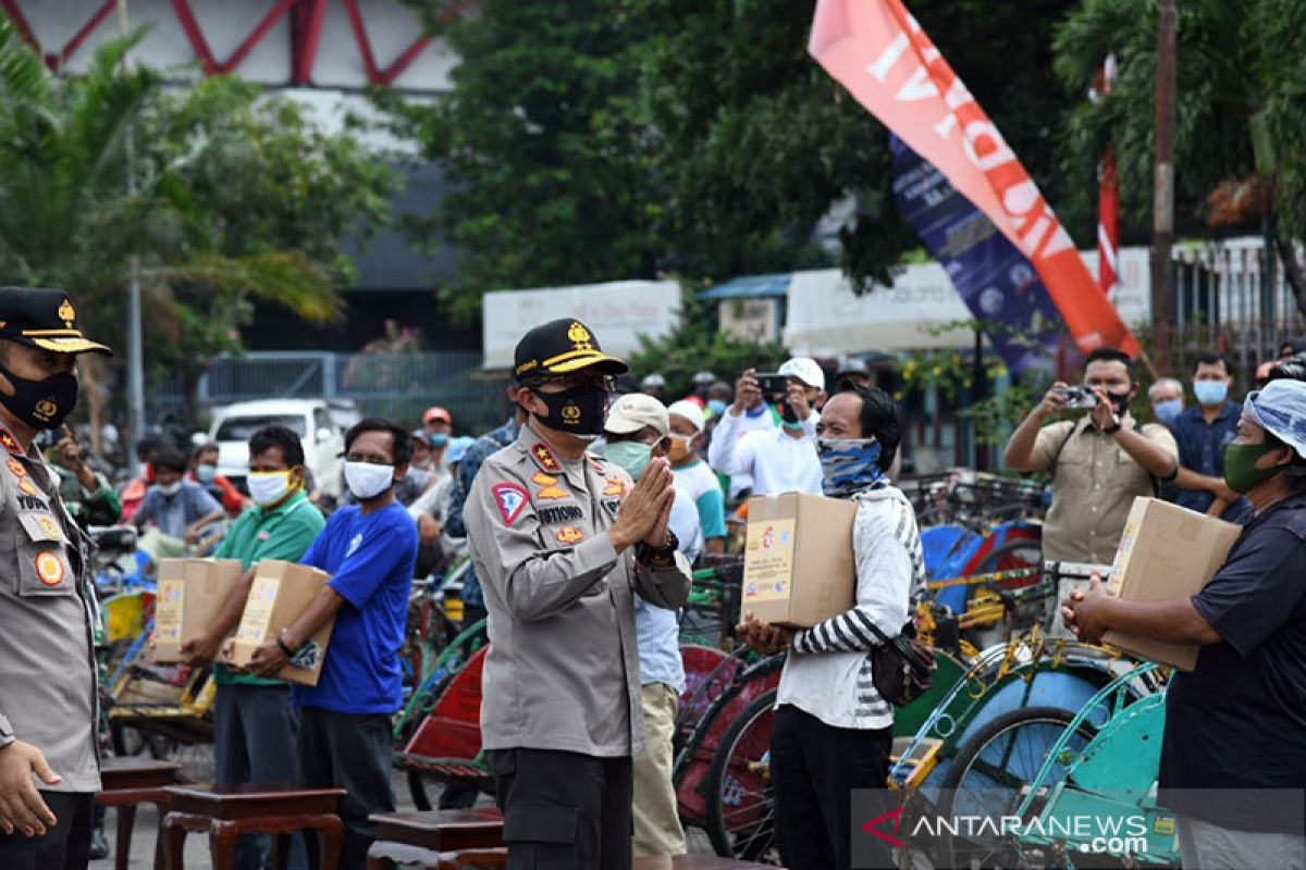 Hari Lalu Lintas Korlantas bagikan 3.000 sembako untuk pengayuh becak