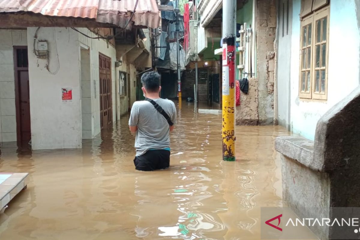 Luapan Ciliwung merendam rumah penduduk Kebon Pala