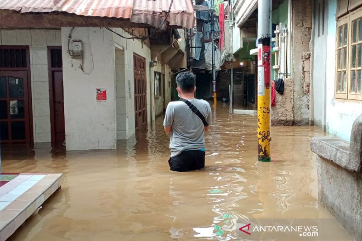 Hujan deras sebabkan sejumlah lokasi di Jaktim tergenang