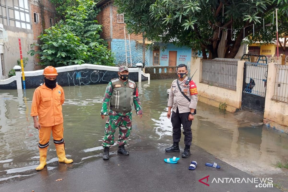 Banjir akibat luapan Kali Ciliwung  di Bidara Cina mulai surut