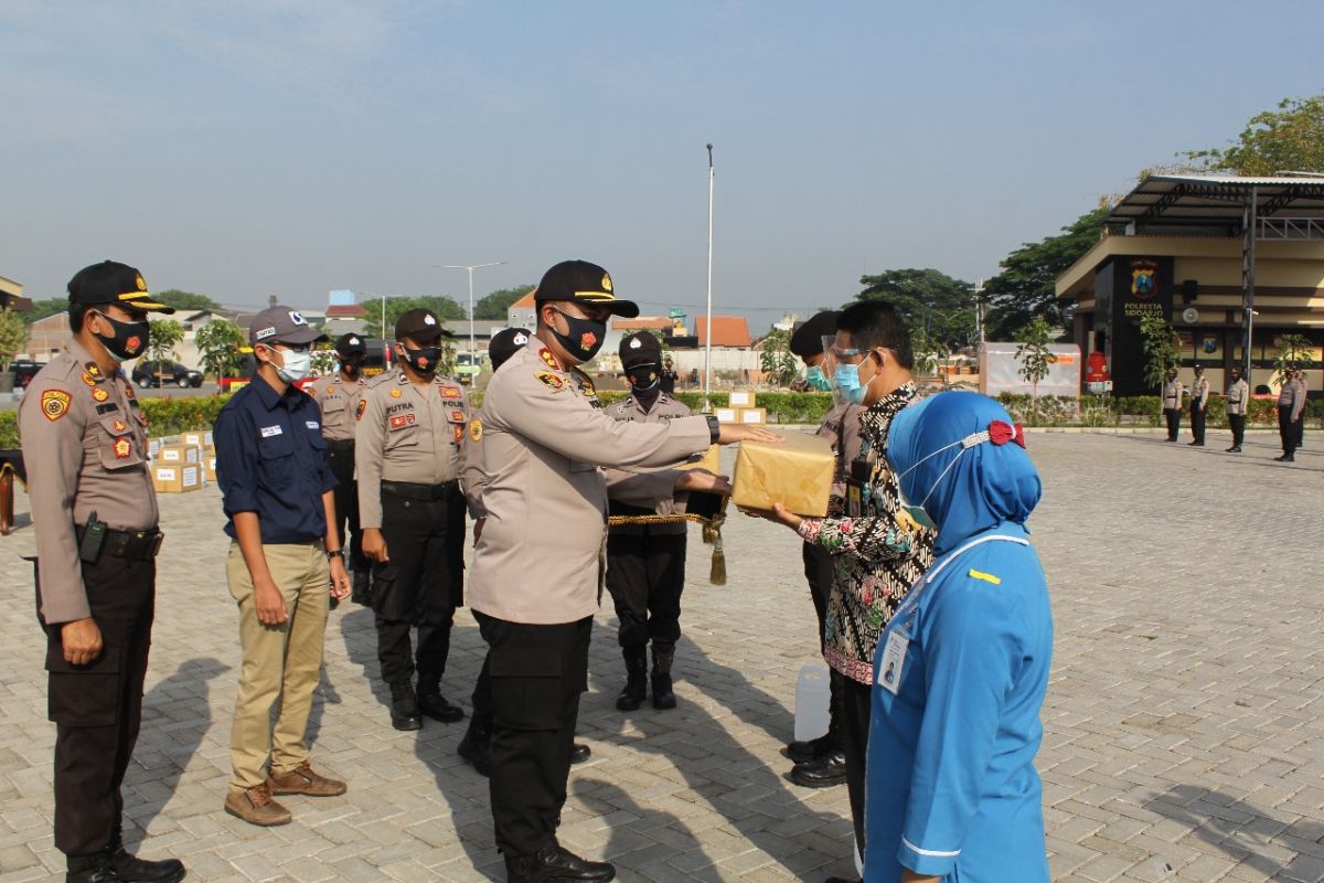 Polresta Sidoarjo gandeng Siantar Top salurkan APD ke rumah sakit rujukan COVID-19