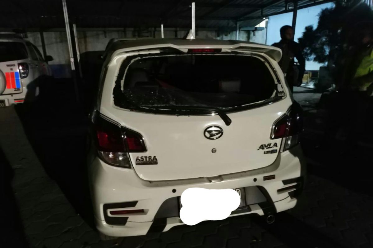 Niat bantu korban kecelakaan ke Puskesmas, mobil malah dilempari bata