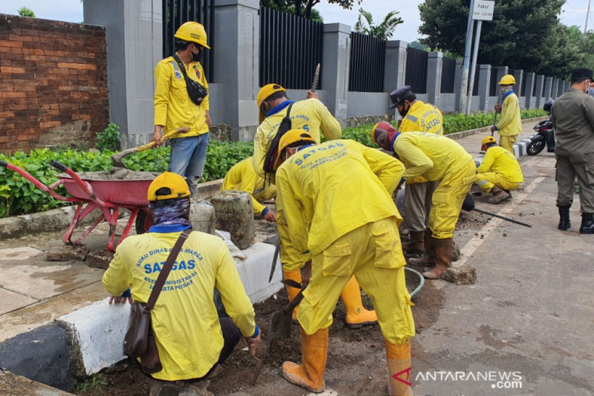 Jakpus cek saluran air setelah ada genangan di dekat TPU Karet Bivak