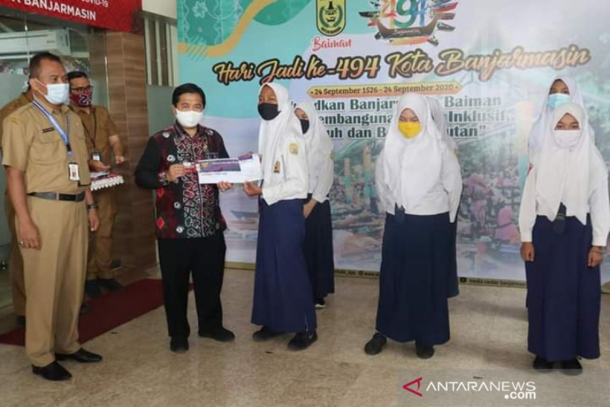 Sebanyak 1.225 siswa SMP di Banjarmasin terima Kartu Indonesia Pintar