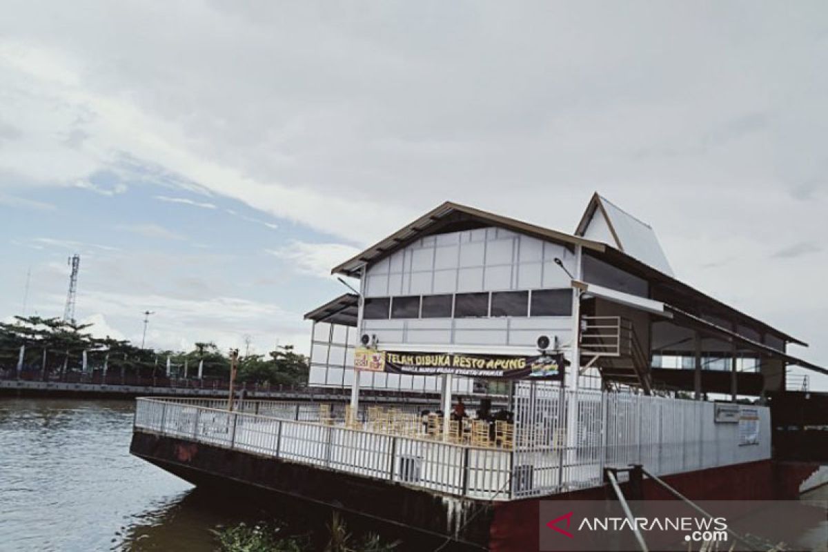 Floating restaurant, a new icon of Banjarmasin's tourism