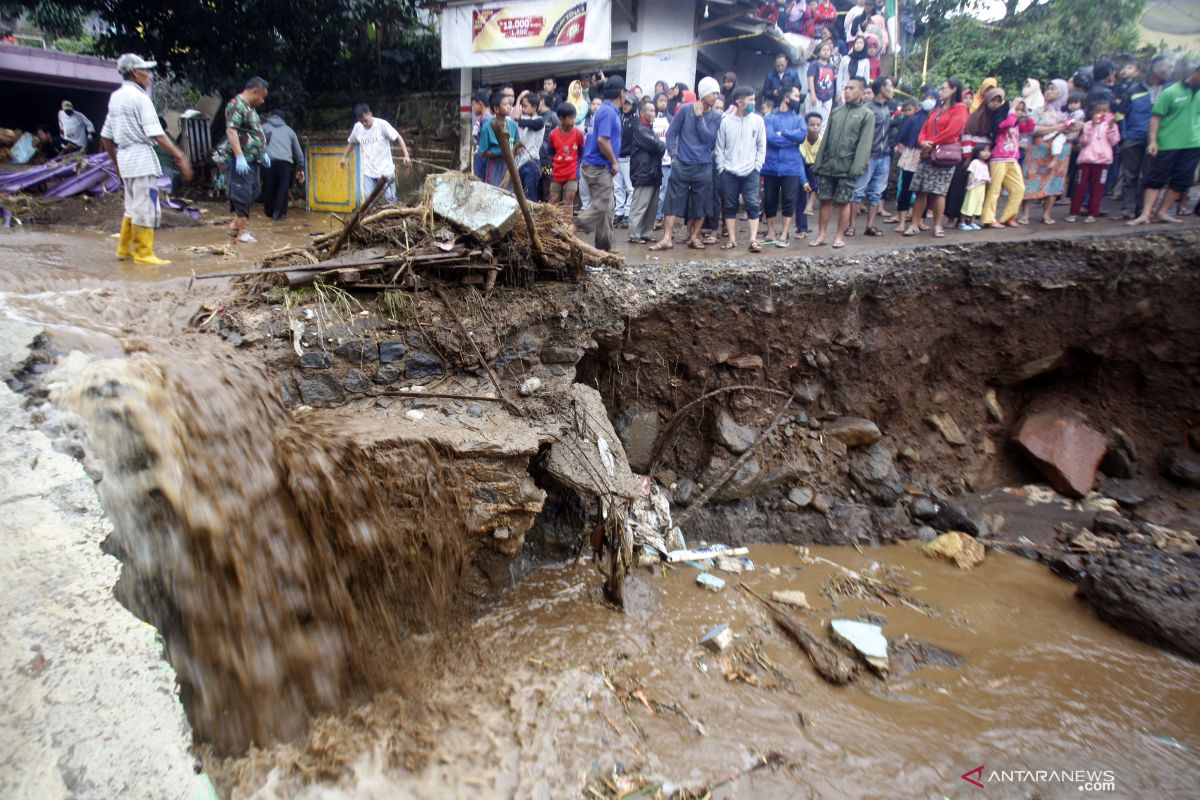 Satgas: Waspadai klaster COVID-19 dari lokasi pengungsian bencana