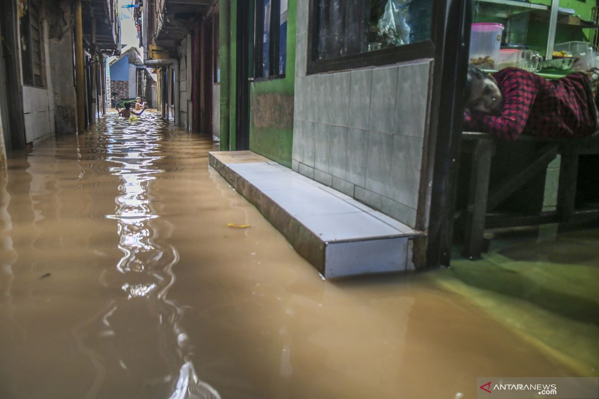 Sungai Ciliwung Meluap, Beberapa Wilayah Di Jakarta Terendam Banjir ...