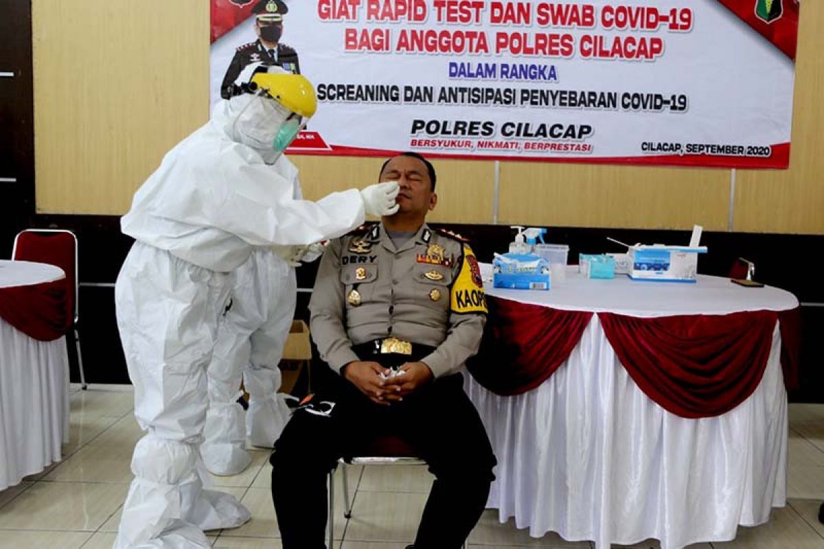 143 anggota Polres Cilacap jalani tes usap antisipasi COVID-19