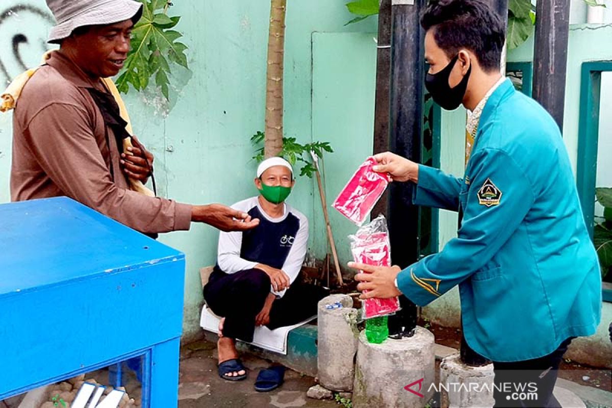 Cegah penularan COVID-19, Dema IAIN Purwokerto bagikan masker pada masyarakat