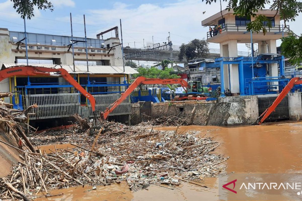 2.832 meter kubik sampah diangkat di Pintu Air Manggarai