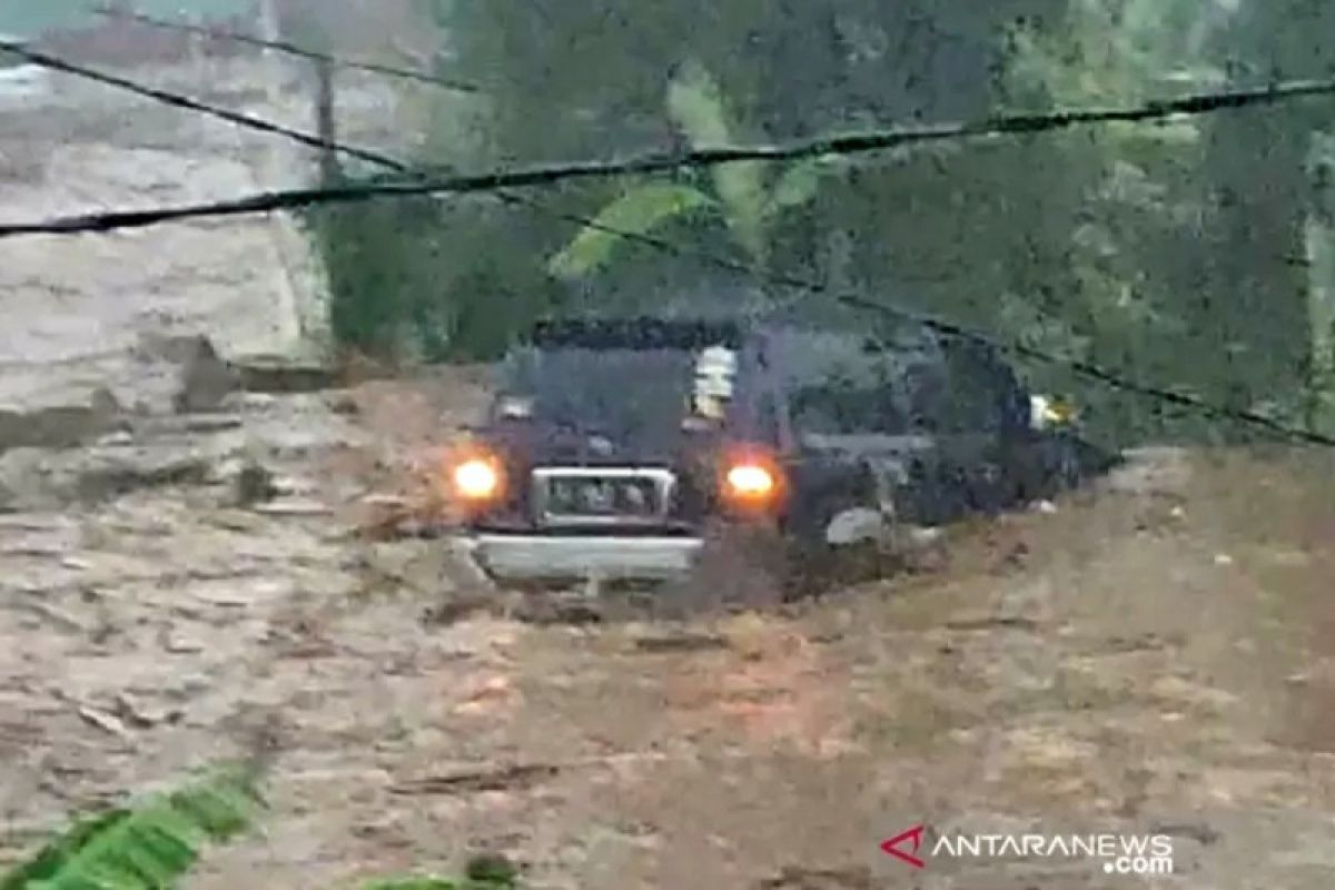 Tiga orang hanyut dalam banjir bandang di Sukabumi masih dicari