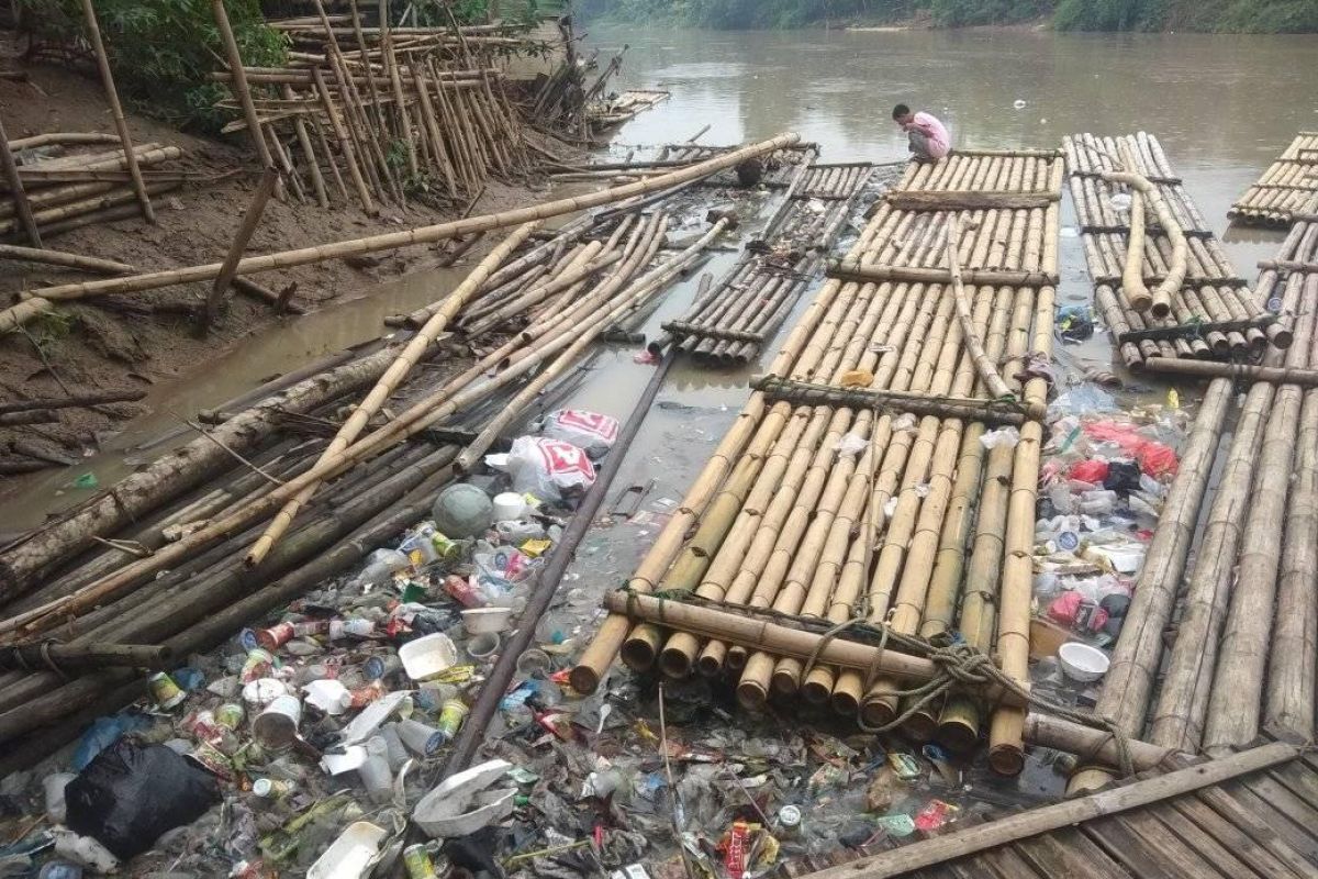 Pemkab Lebak minta warga tidak buang sampah ke Sungai Ciujung