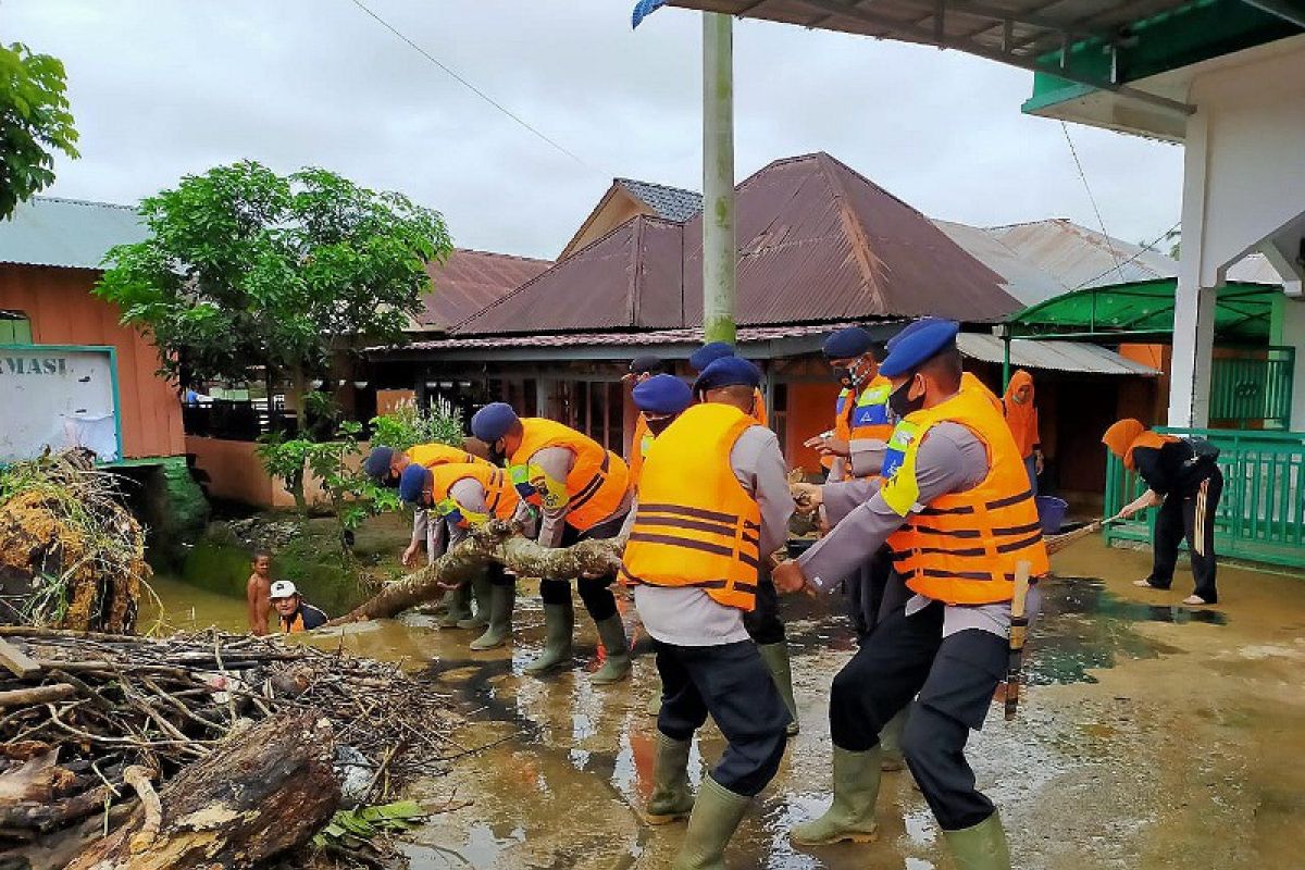 Brimob Polda Sumut bantu korban banjir di Padang Sidempuan