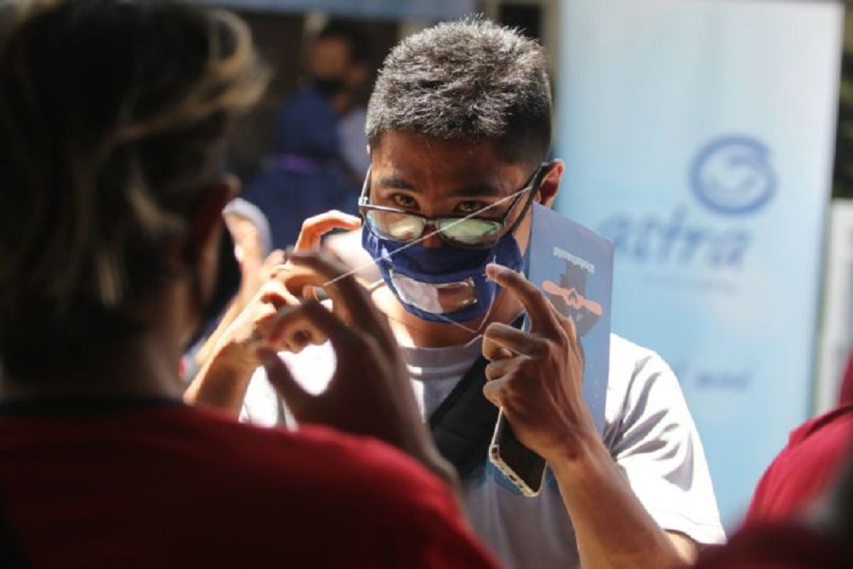 Asuransi Astra Kediri donasikan masker transparan untuk disabilitas
