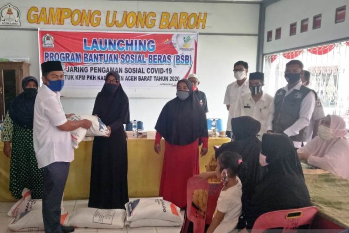10.270 KK warga miskin penerima PKH di Aceh Barat terima bantuan beras dari pemerintah