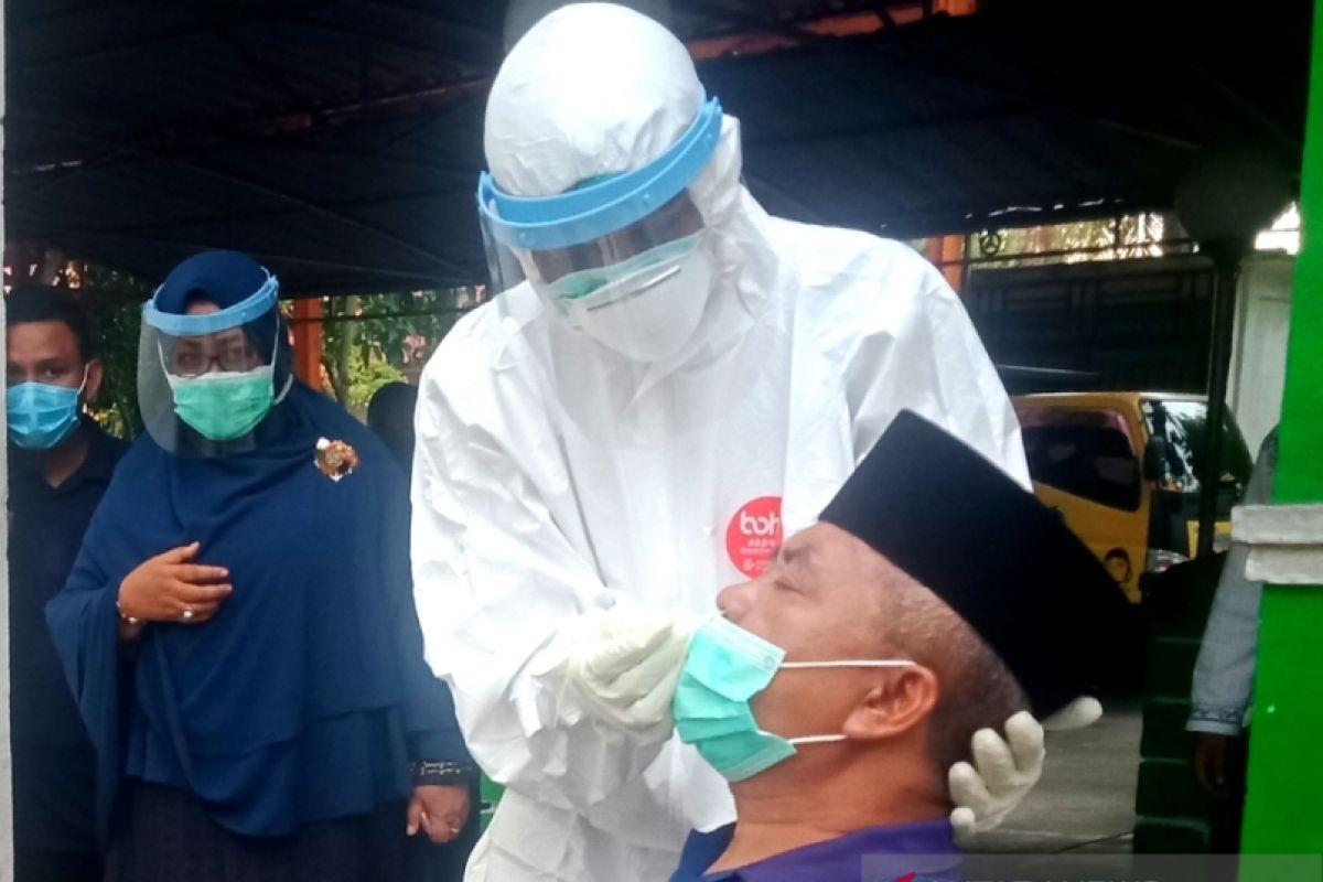 Bupati Aceh Barat wajibkan seluruh pejabat daerah jalani tes swab, setelah dirinya positif COVID-19