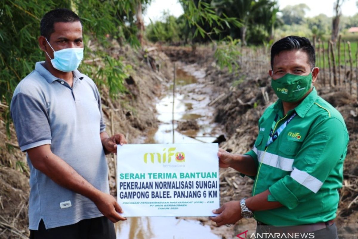 PT Mifa Bersaudara bersihkan sungai sepanjang 6 km untuk pertanian