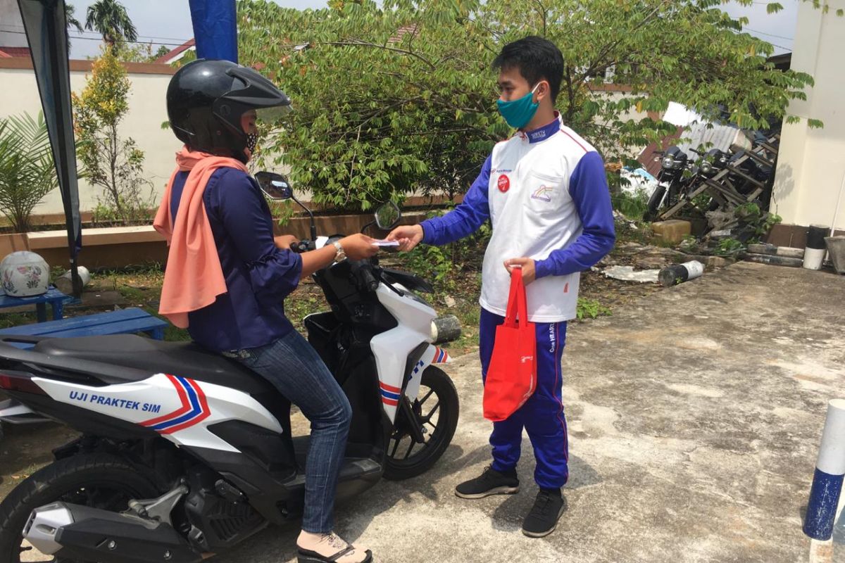 Astra Motor Kalimantan Barat membantu polisi edukasi safety riding dan fasilitas