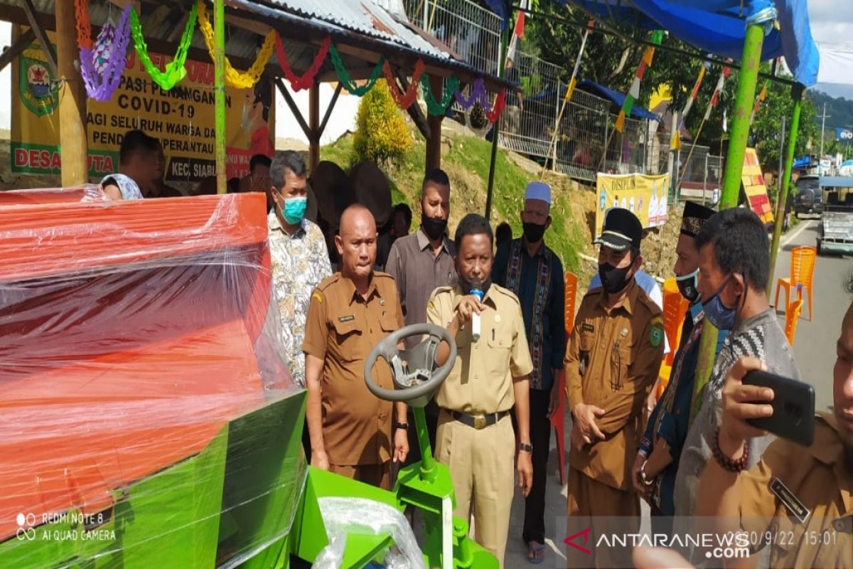 Dua kelompok tani di Desa Hutaraja mendapat bantuan Alsintan dari Pemkab