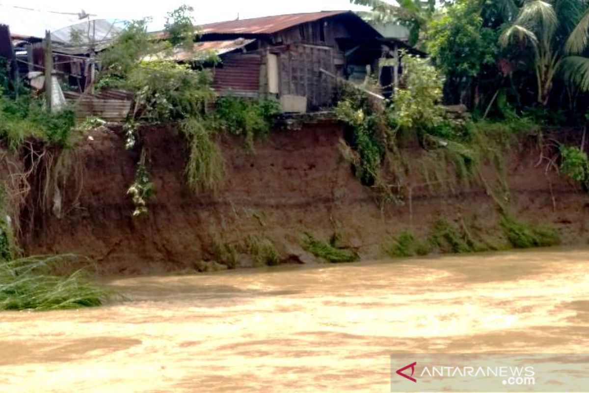 Hujan, Sungai Batang Angkola Tapsel meluap hanyutkan kamar mandi warga dan dek penahan tebing