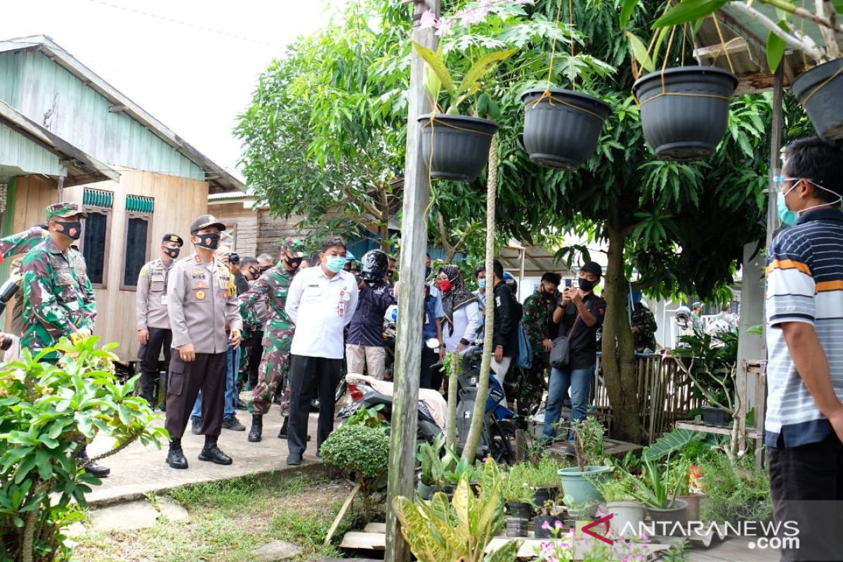 Kapolda Kalsel dan Danrem sambangi warga jalani isolasi mandiri COVID-19