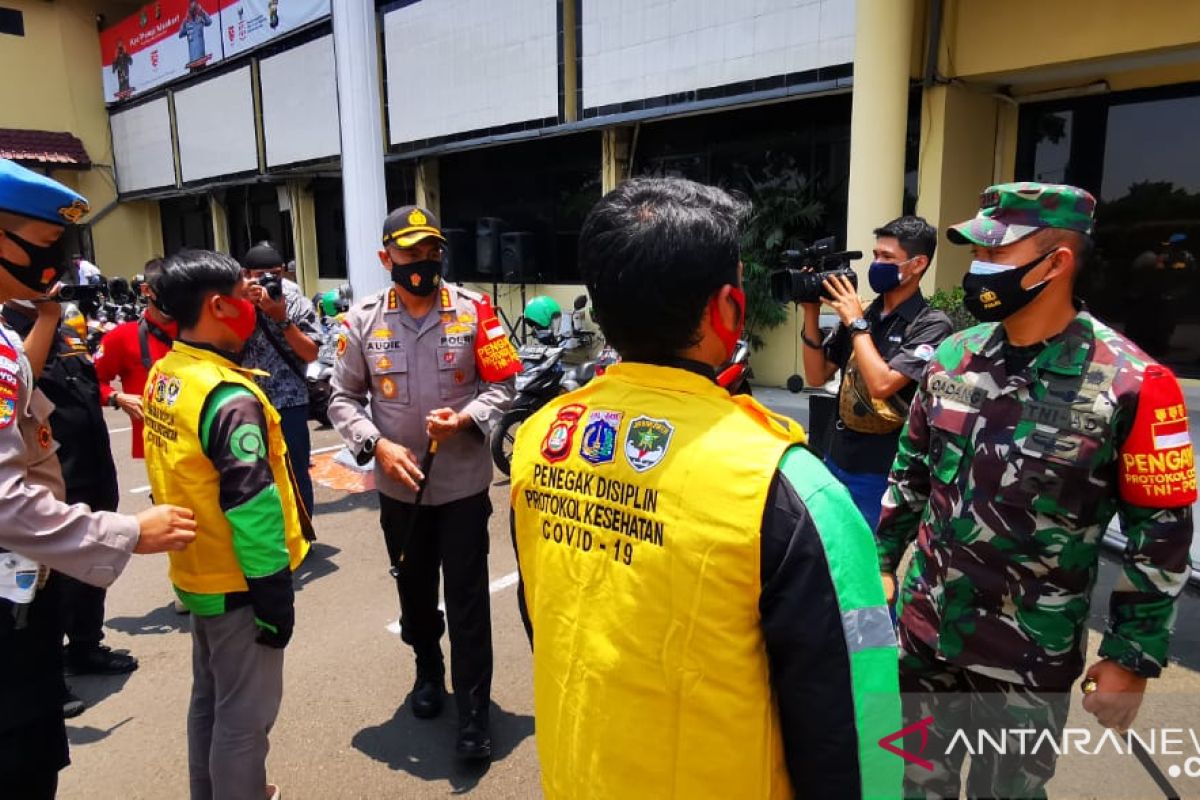 TNI-Polri Jakbar rangkul ojek daring untuk cegah COVID-19