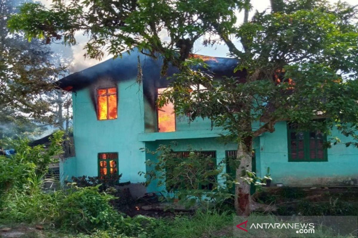 Sebuah rumah bertingkat di Sipirok terbakar