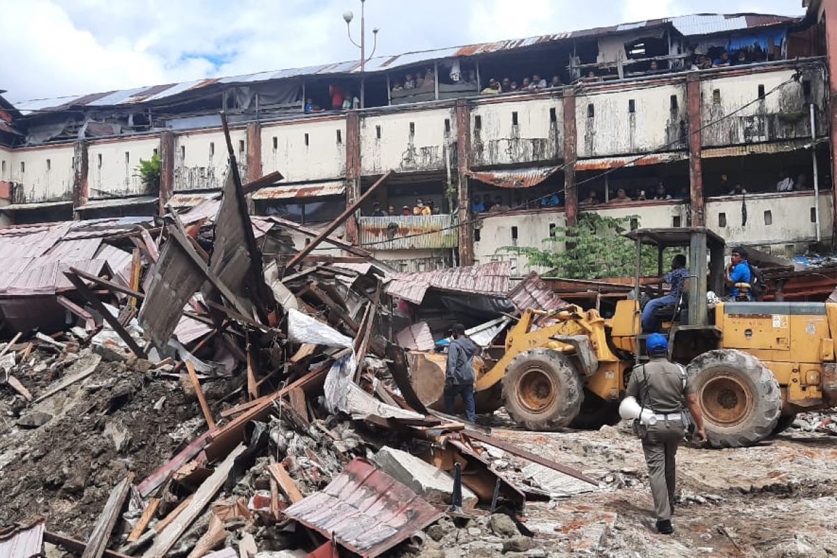 Ratusan lapak pasar Mardika di Ambon  dibongkar
