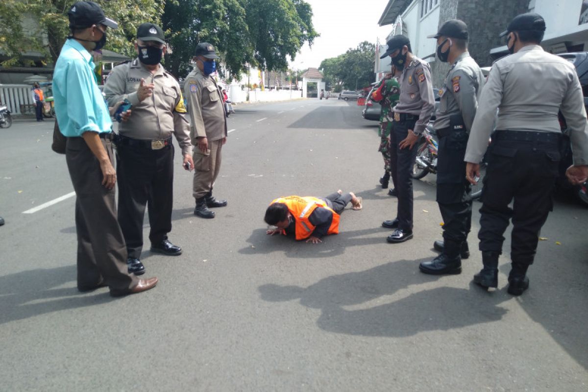 Sanksi sosial dikenakan pada pelanggar protokol kesehatan di Subang