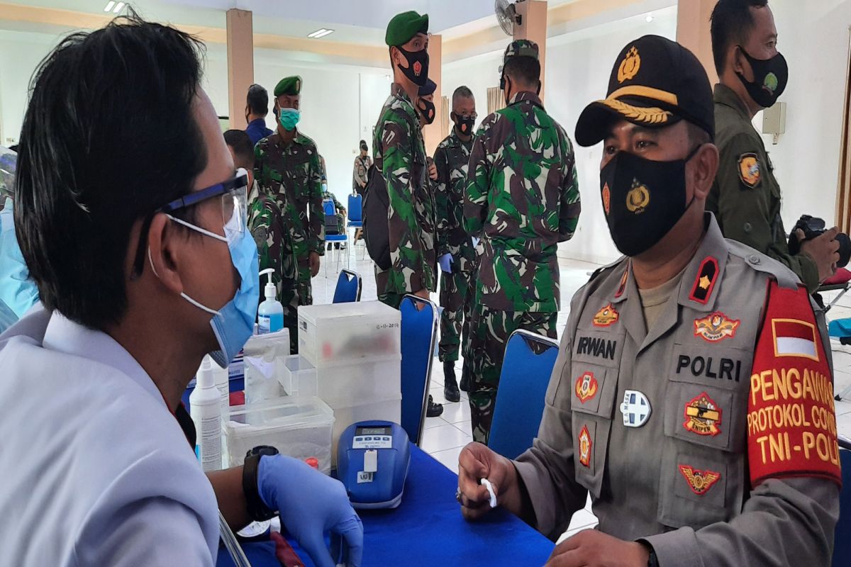 Kapolsekta Banjarmasin Tengah ikut donorkan darahnya di baksos HUT TNI